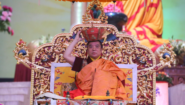 Guru Varjadhara Kenting Tai Situ Rinpoche Performs the Red Crown Ceremony