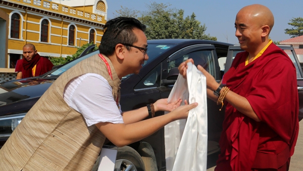 Mingyur Rinpoche Visits Kagyu Monlam Medical Camp 