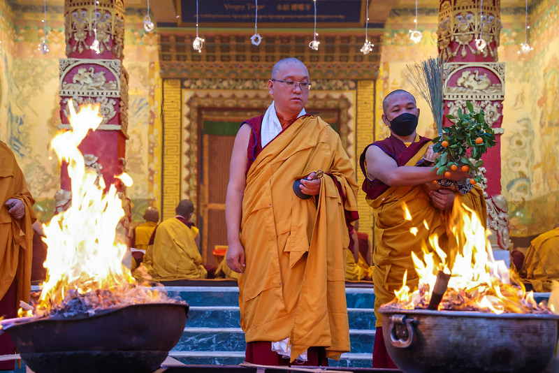 རྒྱལ་ཡོངས་བཀའ་བརྒྱུད་སྨོན་ལམ་ཆེན་མོ་ཐེངས་ ༣༩ པའི་སྐབས་དཔལ་བཅོམ་ལྡན་འདས་མི་འཁྲུགས་པའི་ཆོ་གའི་སྒོ་ནས་བྱང་སྤར་མཛད་པ།