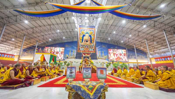 བཀའ་བརྒྱུད་སྨོན་ལམ་ཆེན་མོ་ཐེངས་བཞི་བཅུ་པའི་སྔོན་འགྲོའི་གསུང་ཆོས་ཉིན་གསུམ་པ།